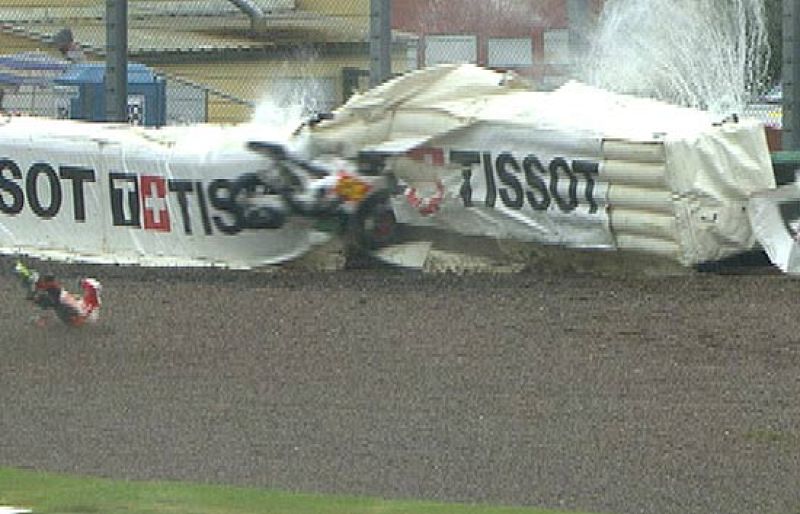 La lluvia ha provocado numerosas caídas en Sachsenring, todas sin mayores consecuencias. Las más espectaculares, las de Elías y Nicky Hayden.