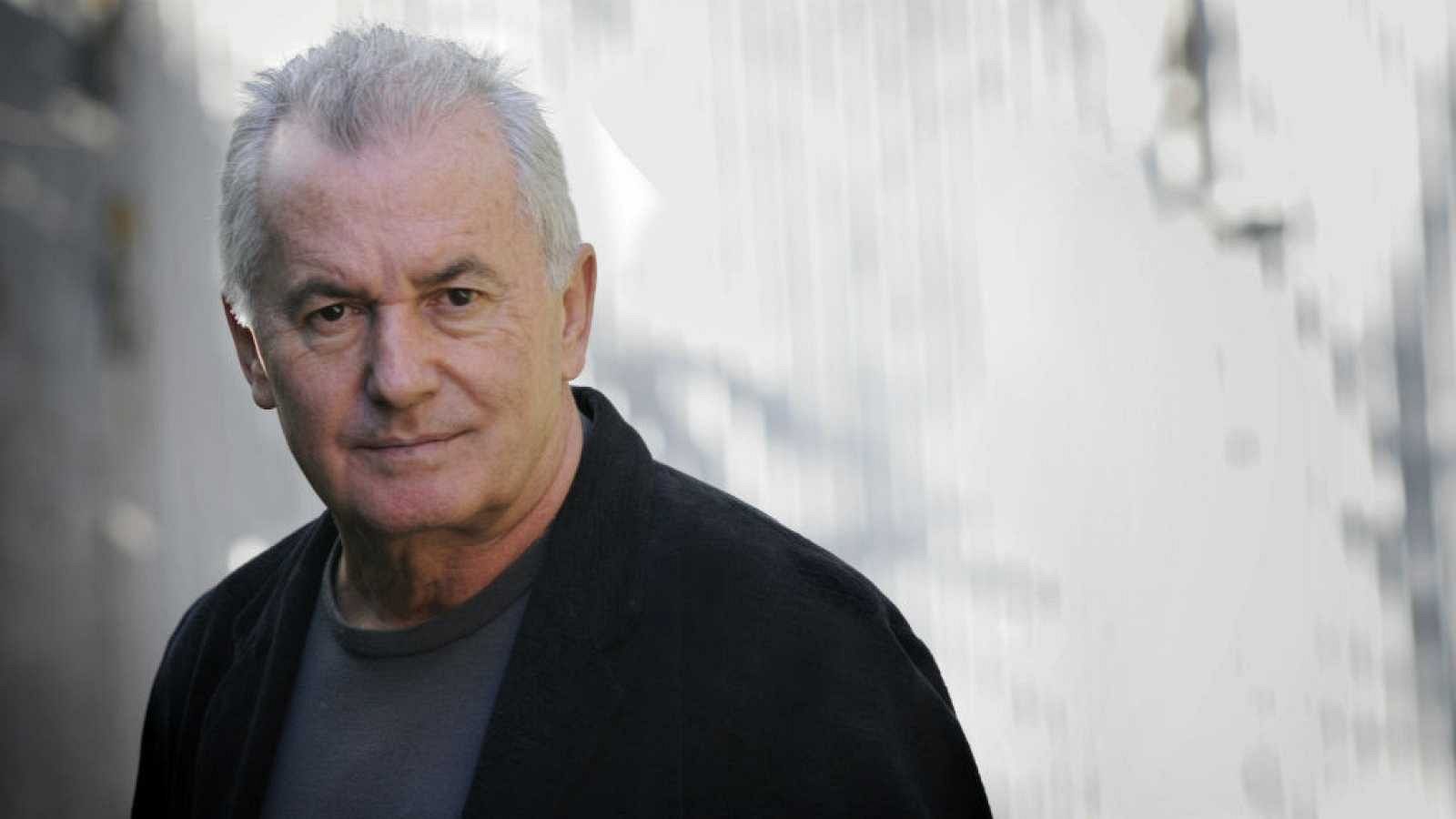 Víctor Manuel nos presenta 'El gusto es mío', su primer libro de cocina