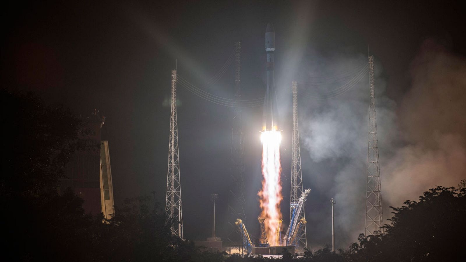 Después de anunciar el retraso en el lanzamiento del cohete Soyuz-Fregat, con la misión Cheops ha iniciado su travesía a las 05:54 hora local (08:54 GMT) en un segundo intento, tras el aviso de un fallo en uno de sus componentes. La misión, instigada