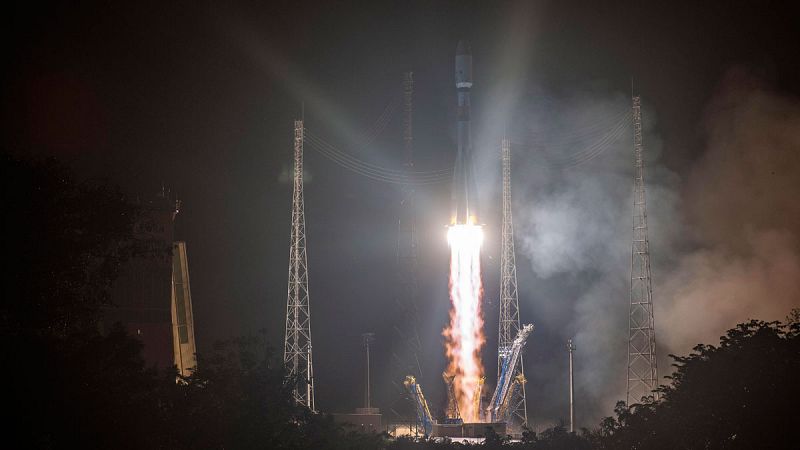 Después de anunciar el retraso en el lanzamiento del cohete Soyuz-Fregat, con la misión Cheops ha iniciado su travesía a las 05:54 hora local (08:54 GMT) en un segundo intento, tras el aviso de un fallo en uno de sus componentes. La misión, instigada