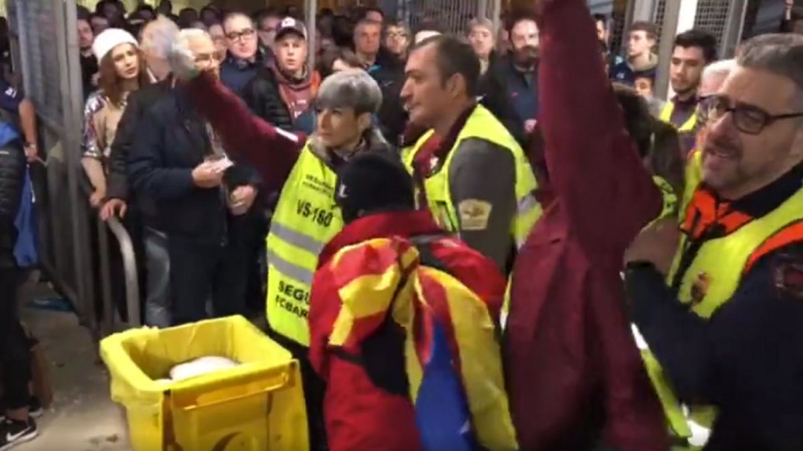 Los vigilantes requisan objetos a los aficionados antes de entrar al Camp Nou