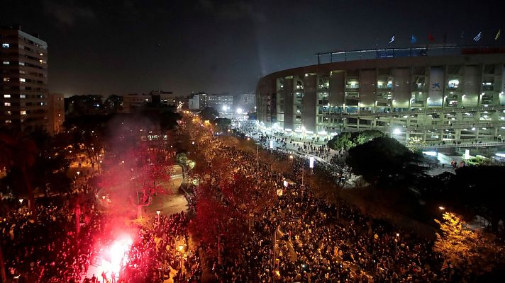 Los Mossos cargan por enfrentamientos entre manifestantes de Tsunami Democràtic y Boixos Nois