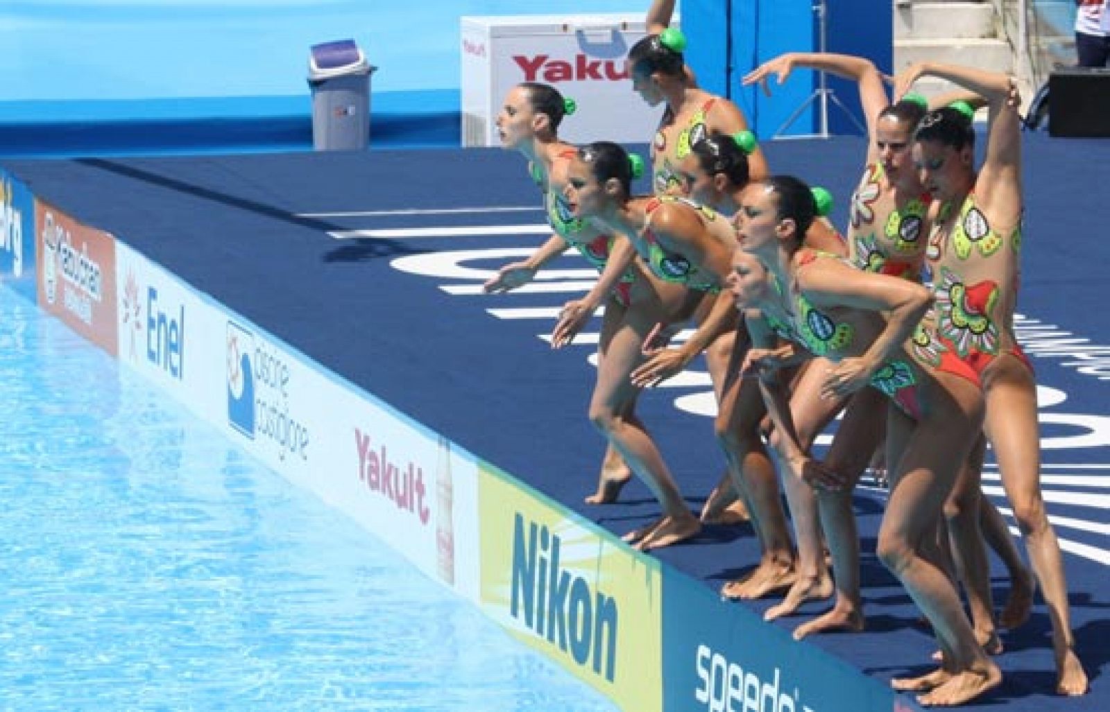 El equipo de natación Sincronizada español ha tenido un debut accidentado en el Mundial de Natación de Roma. El equipo que dirige Anna Tarrés ha tenido que interrumpir su ejercicio por equipos de rutina técnica por un error en el sonido. (18/07/09) 