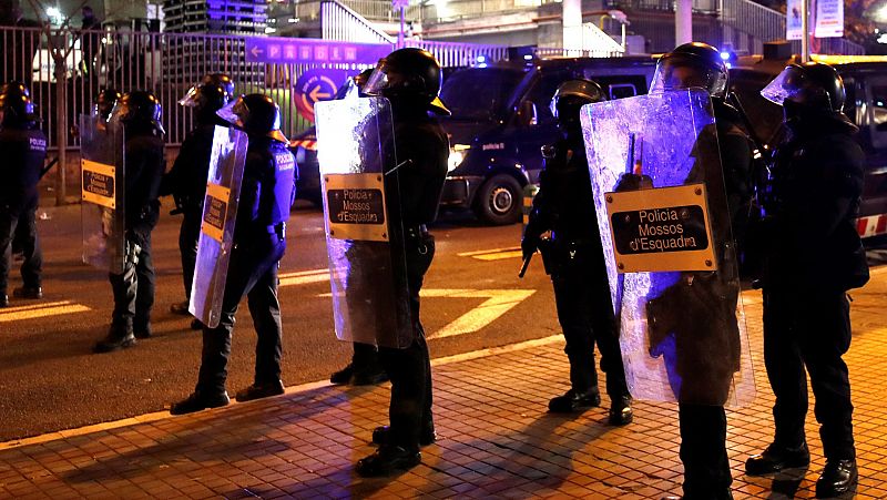 Cargas policiales en las inmediaciones del Camp Nou durante la protesta de Tsunami Democràtic