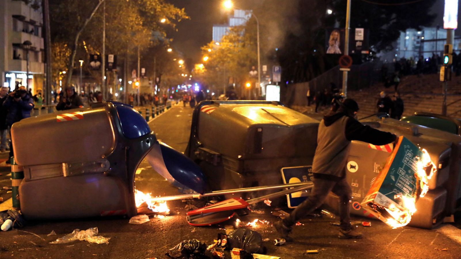 Telediario 1: Los Mossos cargan contra radicales por levantar barricadas en los alrededores del Camp Nou | RTVE Play