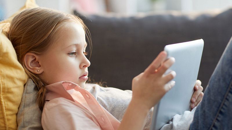 59 vídeos de la plataforma Youtube han sido denunciados por el Consejo del Audiovisual de Cataluña por publicidad encubierta dirigida a niños y adolescentes. En total suman cerca de 43 millones de visualizaciones. El regulador catalán pide responsabi