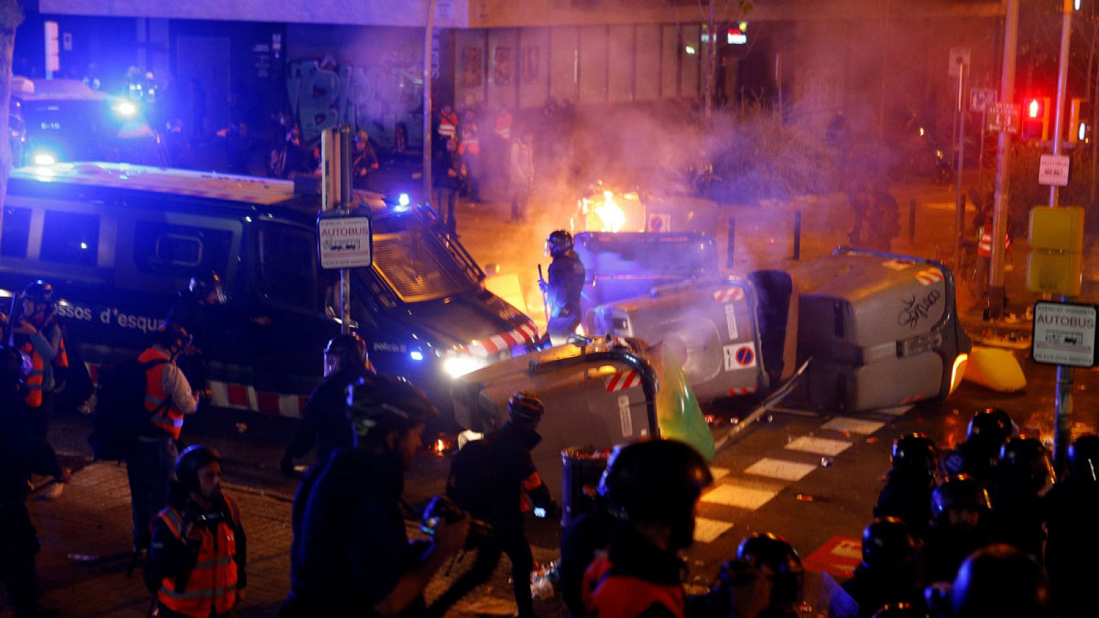 Barricadas y enfrentamientos en los alrededores del Camp Nou durante el Clásico