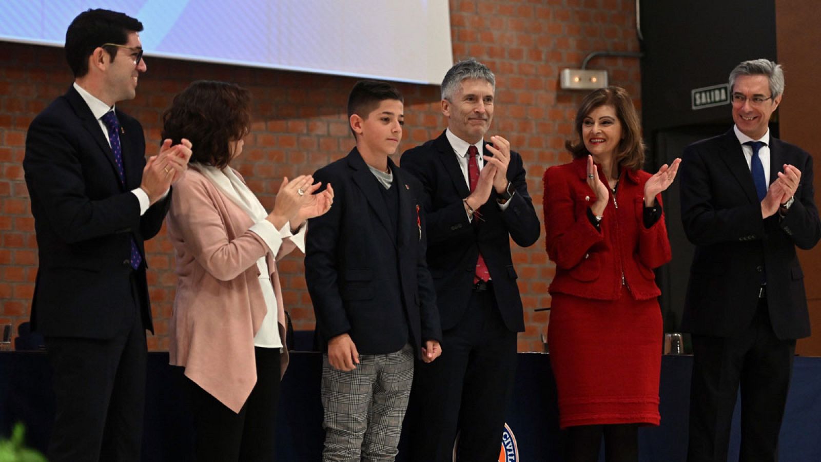 Cristian tiene 13 años y ha sido el más joven entre los condecorados con la medalla al mérito de protección civil. Juega al fútbol en el San Fernando y durante un partido contra el Medina Balompié no dudó en salvarle la vida a un jugador del equipo r