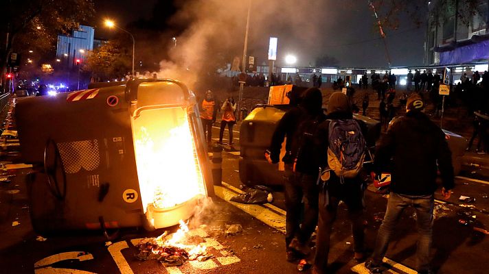 Arrojan objetos a los vehículos policiales de los Mossos