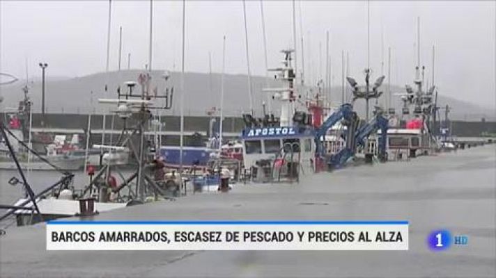 Telediario 1 - Los pescadores cruzan los dedos para que el temporal pase rápido y puedan salir a faenar antes de Navidad