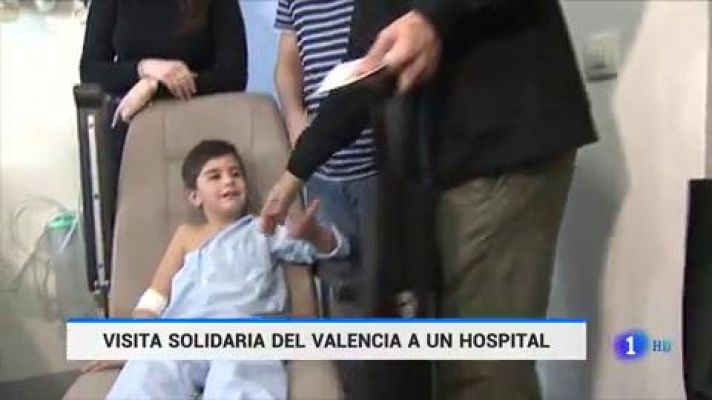 Telediario 1 - La plantilla del Valencia se vuelca con los niños hospitalizados
