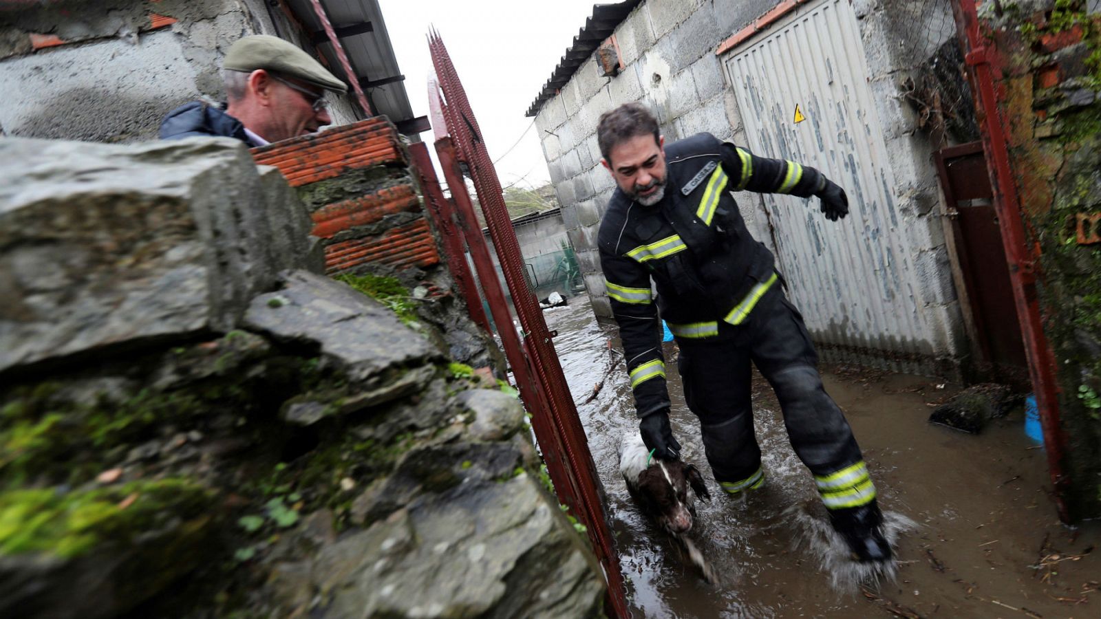 La borrasca 'Elsa' deja tres víctimas mortales, cortes en los transportes y carreteras inundadas - RTVE.es