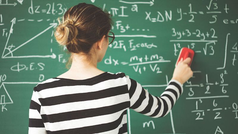 Última clase de matemáticas antes de las vacaciones de Navidad, y la profesora aprovecha el Sorteo del Gordo para explicar probabilidad... Las matemáticas, entre otras muchas utilidades, sirven para desmontar las falsas creencias que tenemos sobre el