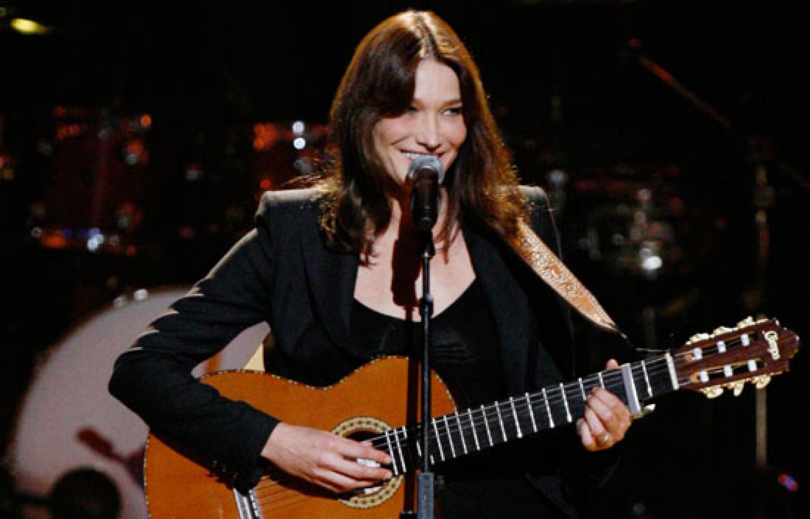 Carla Bruni canta a Mandela | Ver