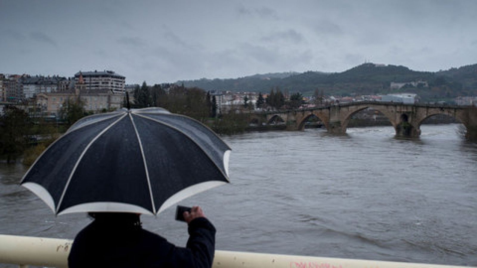 Vientos de 140 km/h y olas de nueve metros ponen en alerta roja a Lugo, A Coruña, Pontevedra y Asturias - RTVE.es