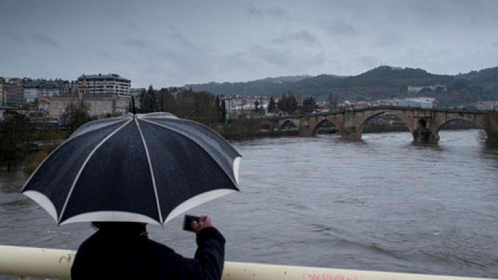 Vientos de 140 km/h y olas de nueve metros ponen en alerta roja a Lugo, A Coruña, Pontevedra y Asturias