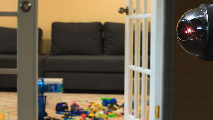 Telediario 1 - El jaqueo de una cámara doméstica reaviva el debate de la privacidad en Estados Unidos