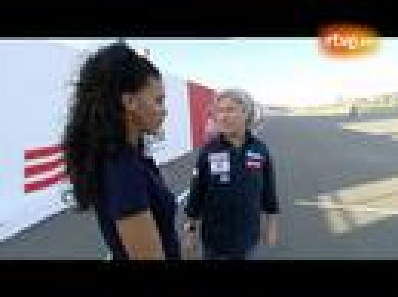 Ángel Nieto le muestra a la periodista de TVE Desirée Ndjambo cómo era el circuito urbano de Sachsenring.