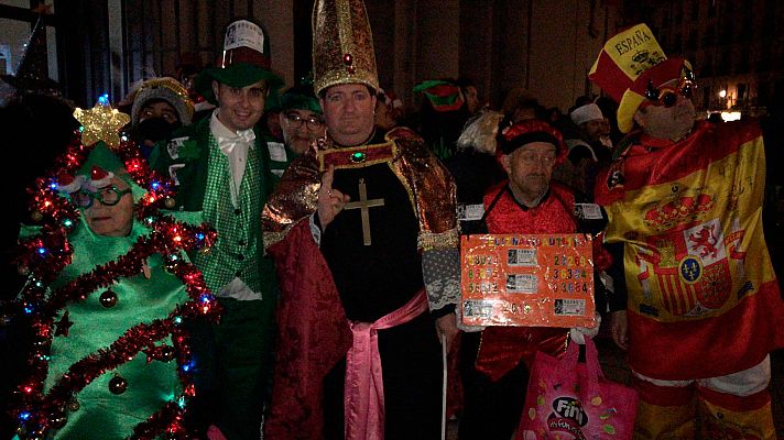 Algunas personas entran disfrazadas al sorteo de la Lotería de Navidad en el Teatro Real