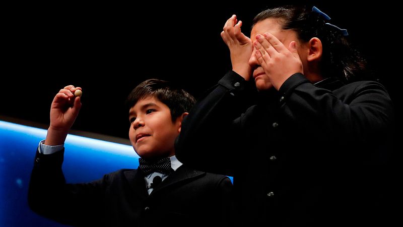 La niña que ha cantado el primer quinto premio de la Lotería de Navidad no ha podido evitar llorar de la emoción