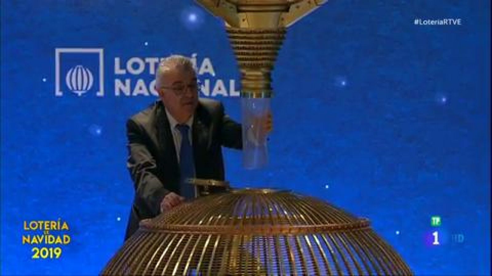 Un operario introduce una bola en el bombo de la Lotería | RTVE