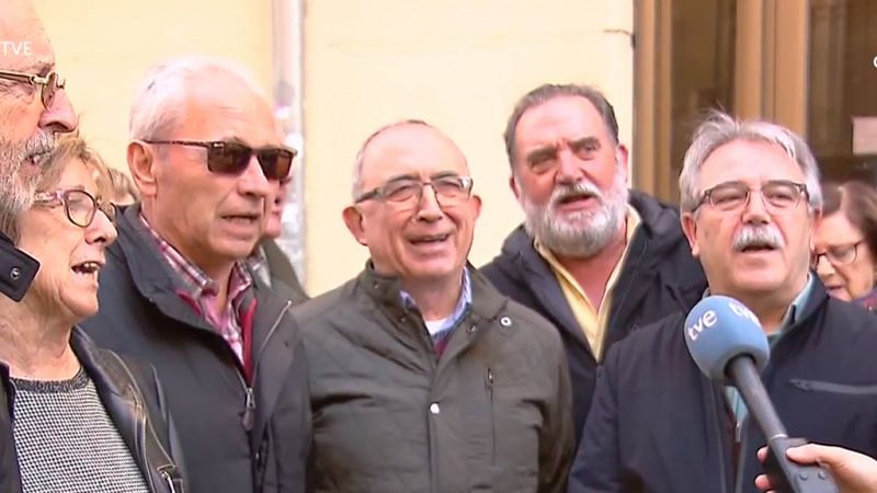 Ganadores del Gordo de la Lotería de Navidad de un centro aragonés de Reus lo celebran cantando una jota