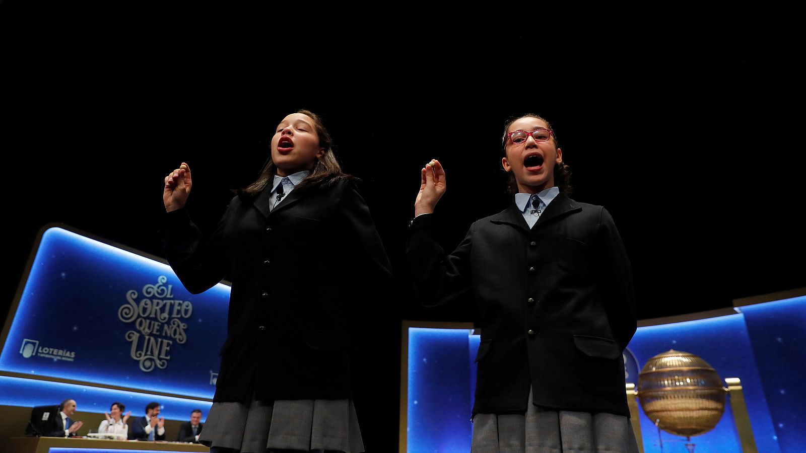 El sorteo de Lotería de Navidad llevaba diez minutos desde su comienzo y solo 73 números fuera del bombo. Fue entonces cuando las niñas Noura y Elisabeth cantaban el 'Gordo'. Ya el año pasado dieron el tercero y aseguran que tenían el presentimiento