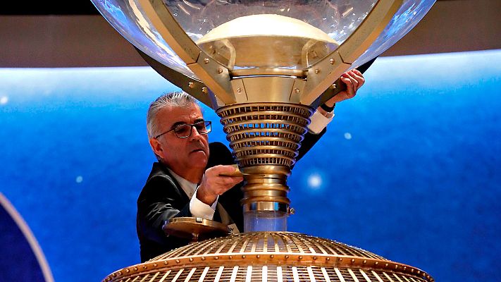 Telediario 1 - Lágrimas, sospechas de tongo, bolas que se escapan... las anécdotas del sorteo de la Lotería de Navidad