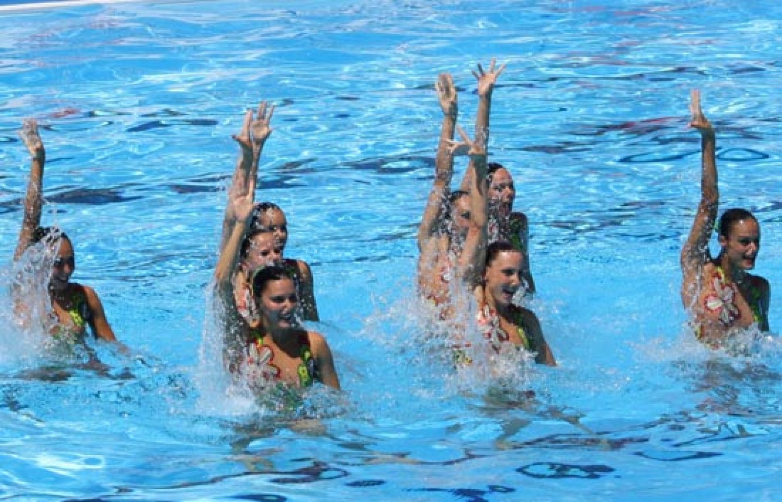 España consigue su primera medalla del Mundial de Natación de Roma gracias a la plata lograda por el equipo de natación sincronizada en la final de la rutina técnica por equipos. 