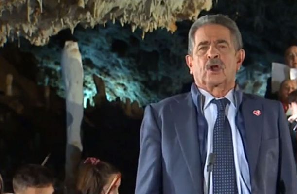 El presidente de Cantabria, Miguel Ángel Revilla, felicita la Navidad cantando