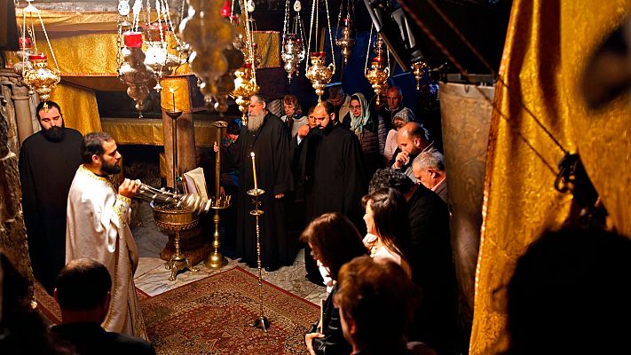 Telediario 1 - Creyentes y turistas abarrotan un año más la Iglesia de la Natividad, en Belén