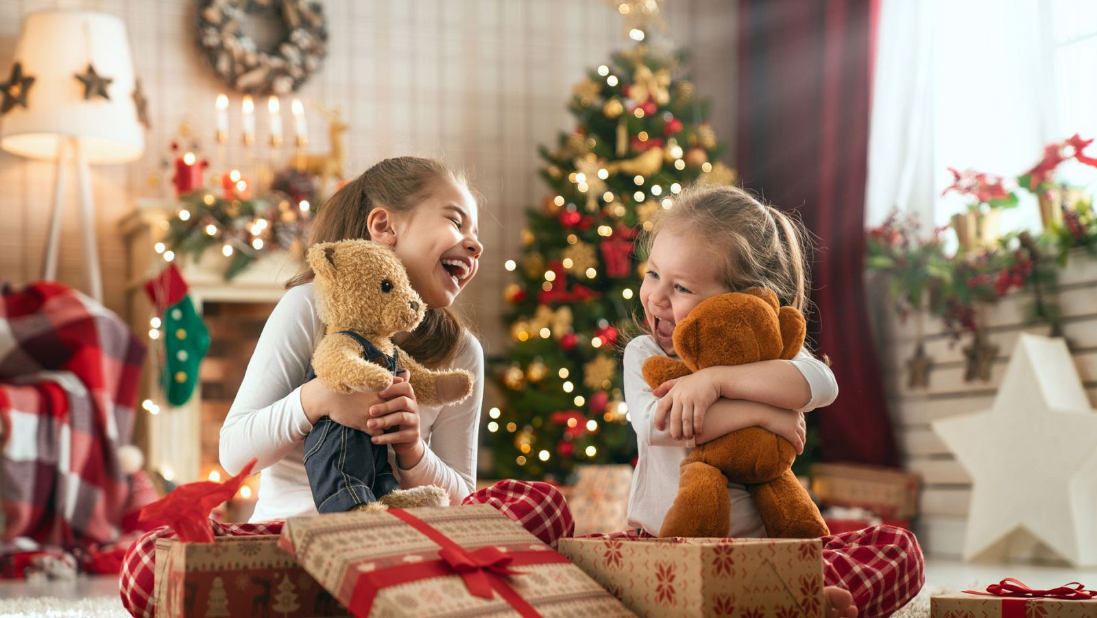 Papa Noel visita las casas de los más pequeños para dejar los regalos de Navidad