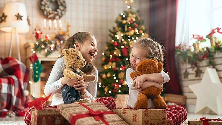 Telediario 1 - Papa Noel visita las casas de los más pequeños para dejar los regalos de Navidad