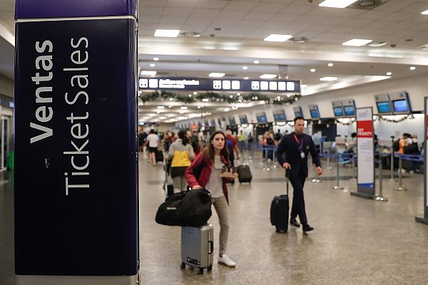 Informativo 24h - El nuevo impuesto PAIS desafía a la clase media argentina con un gravamen del 30 %