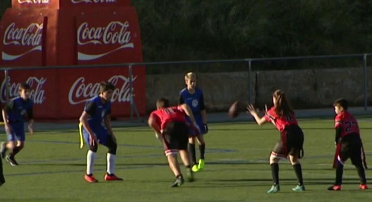 Atrapa la bandera; jugar al fútbol americano sin contacto