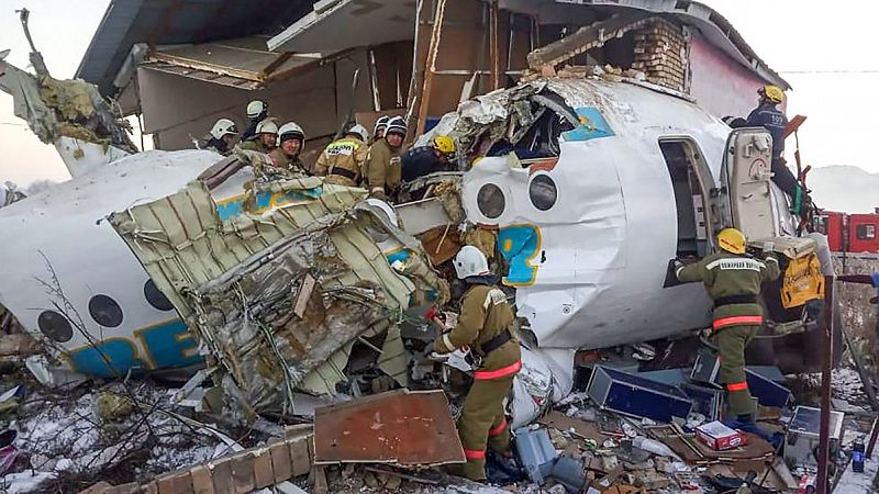 Más de una decena de muertos en el accidente de un avión en Kazajstán