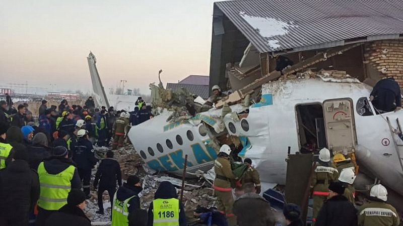 Mueren al menos 12 personas en el accidente de un avión en Kazajistán