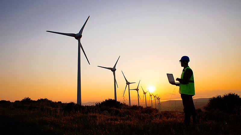 Cuando sopla mucho el viento, el precio de la luz cae porque la mayor parte de la demanda se cubre con energía eólica. Como su coste es cercano a cero, desplaza en el mercado eléctrico a otras tecnologías con combustibles más caros. Pero ¿qué pasa si