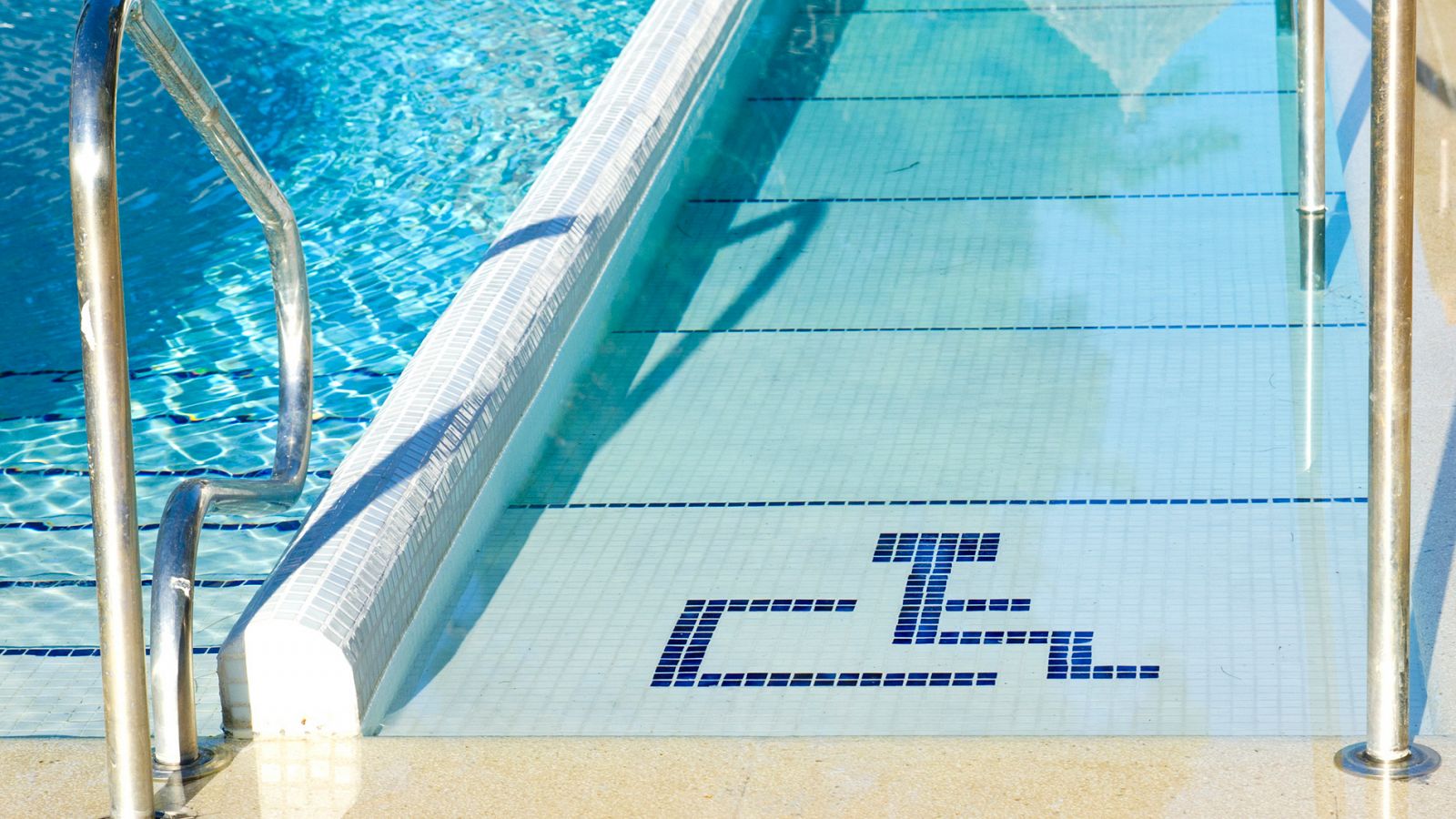 Telediario 1: La piscina y la natación son grandes aliados de la rehabilitación física para discapacitados | RTVE Play