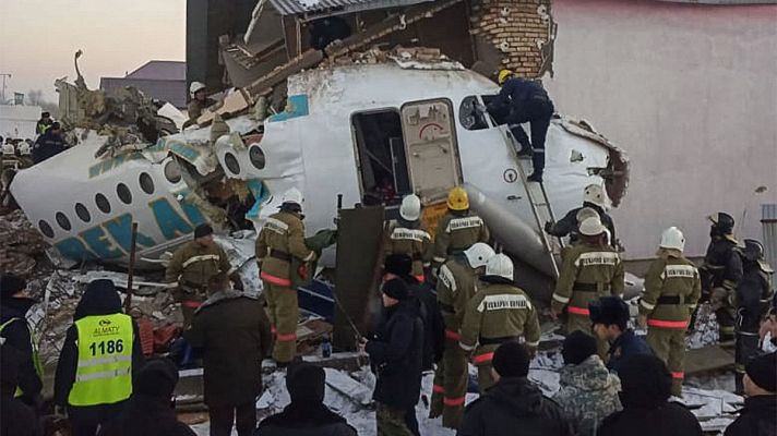 Telediario 1 - Mueren al menos 12 personas tras estrellarse un avión en el sureste de Kazajistán