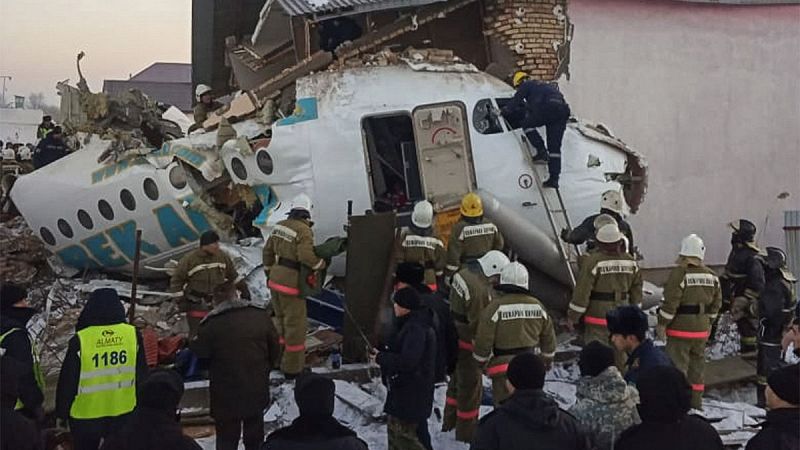 Mueren al menos 12 personas tras estrellarse un avión en el sureste de Kazajistán