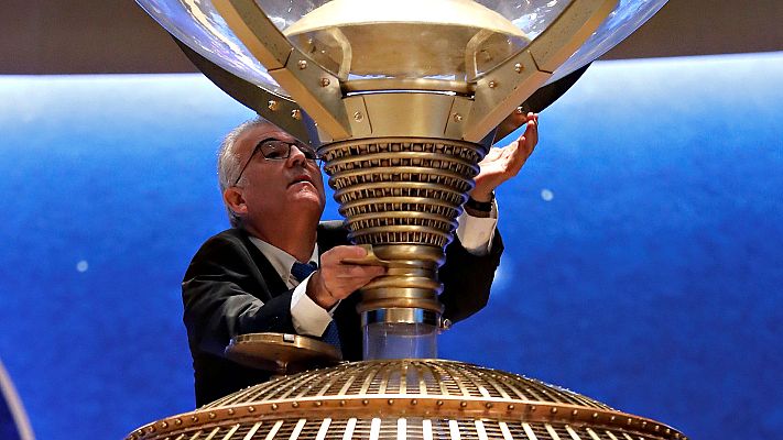 Telediario 1 - Un hombre denuncia el sorteo de la Lotería de Navidad por la introducción manual de una bola en el bombo