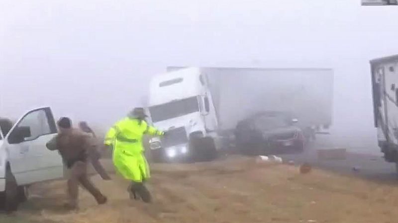 Salvan la vida de milagro cuando un camión pierde el control en una autopista de Texas