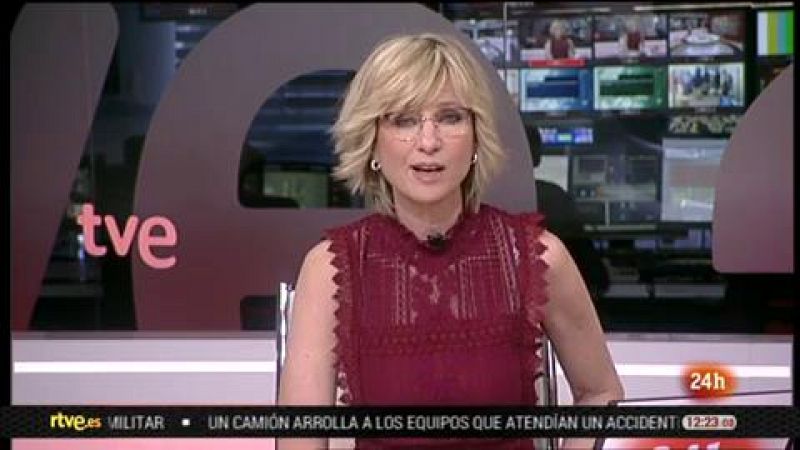 Márc Márquez se hace pasar por un maniquí en una céntrica calle de Madrid para el asombro de los transeúntes.