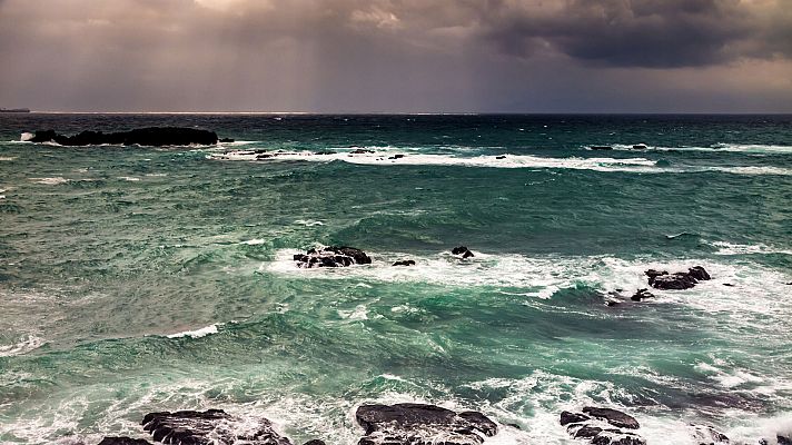 Viento fuerte en el Estrecho y nieblas localmente persistentes 