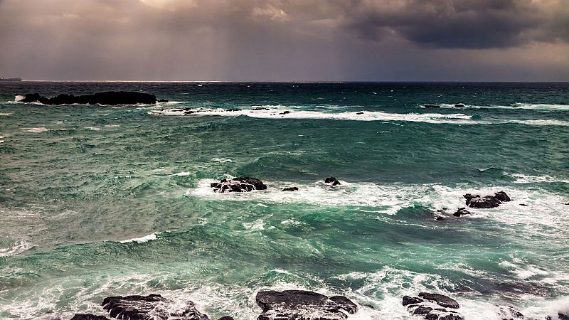 Viento fuerte en el Estrecho y nieblas localmente persistentes  - ver ahora 