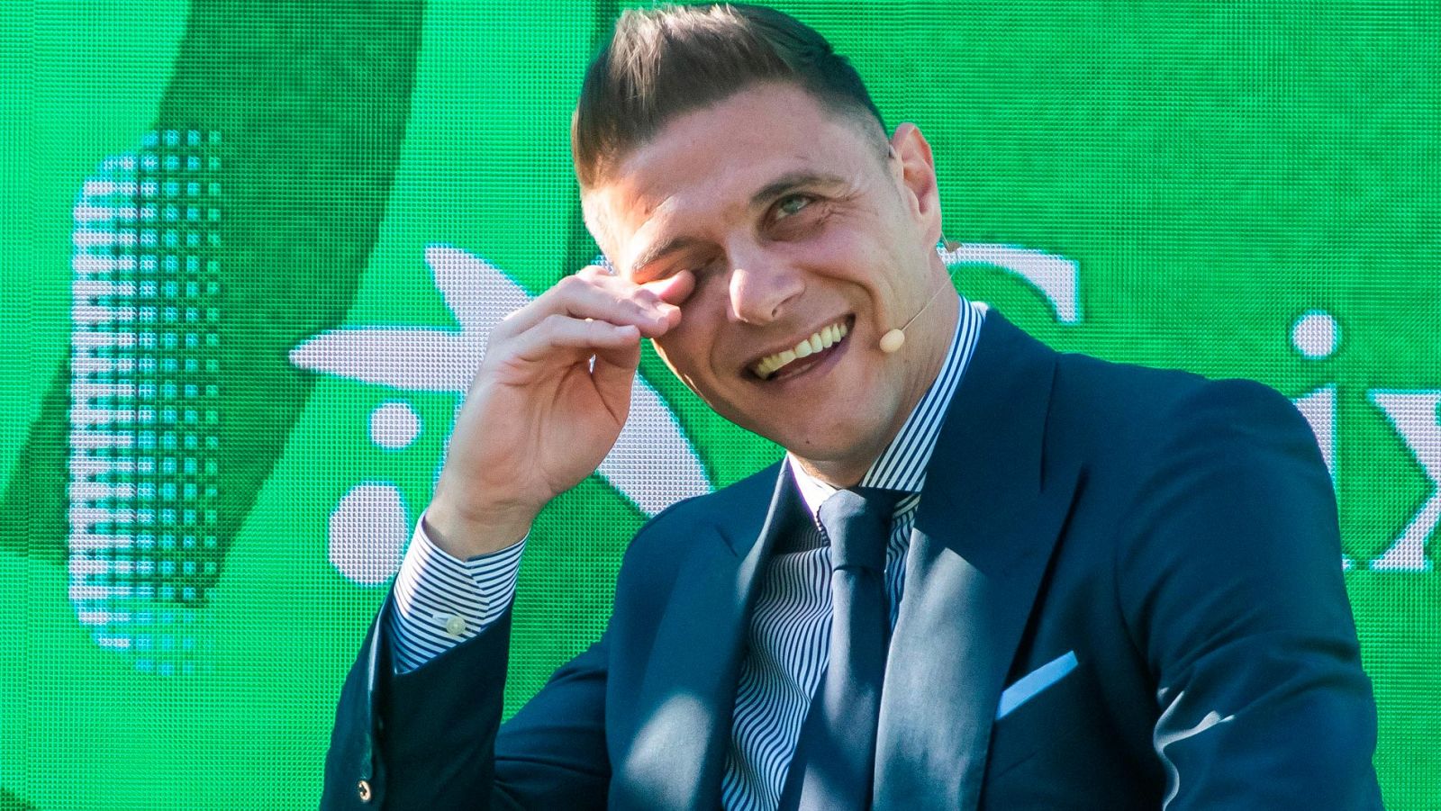 Joaquín se emociona ante la afición bética tras renovar - RTVE.es | Ver