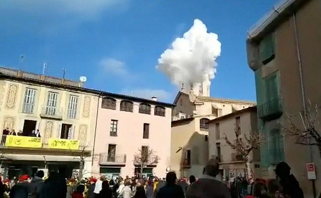 Telediario 1 - Una explosión con pirotecnia deja tres heridos graves