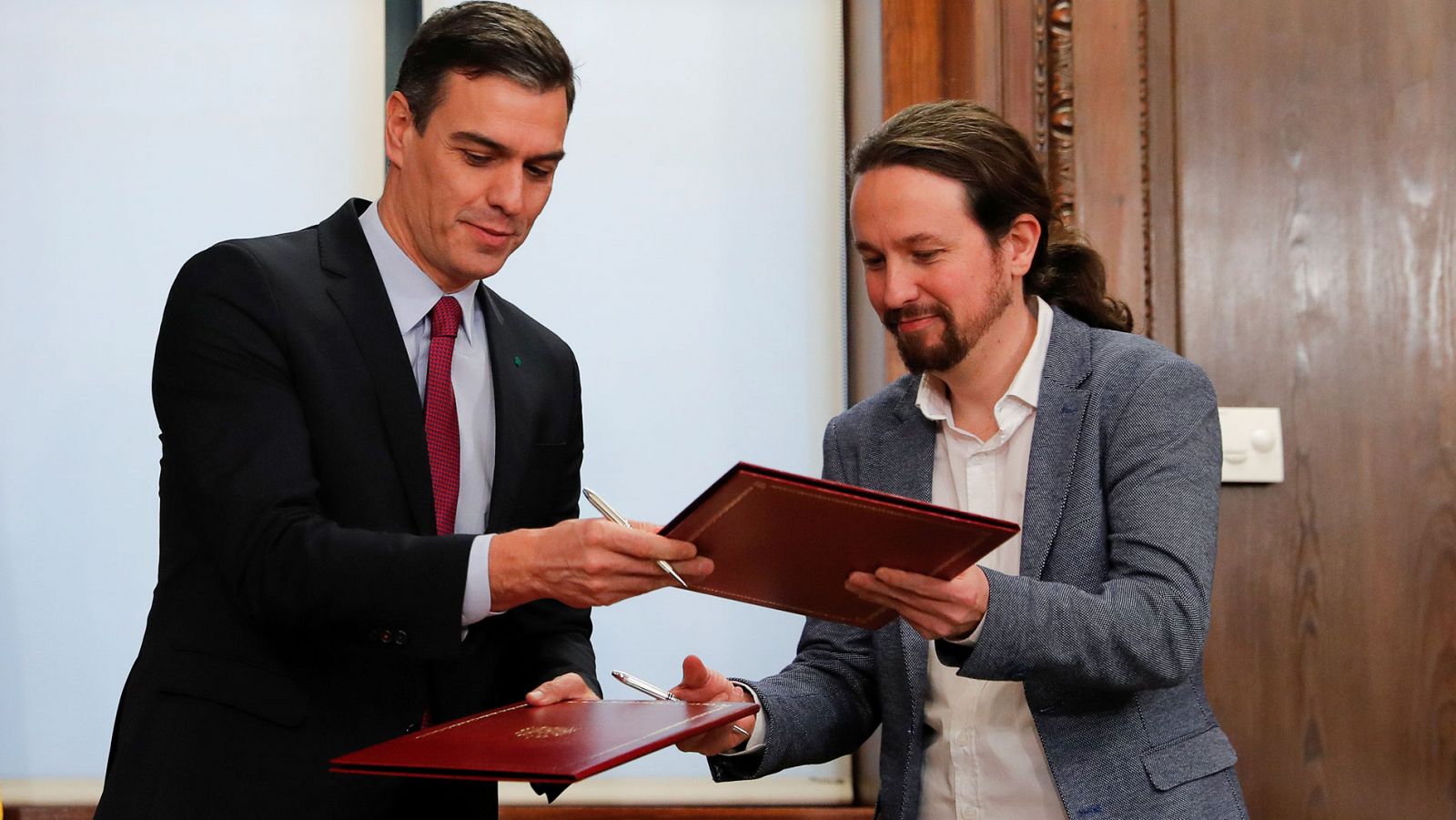 Sánchez e Iglesias firman su acuerdo de gobierno en coalición a la espera de la investidura