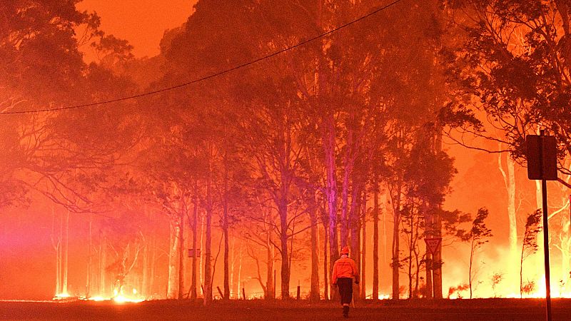 Miles de personas huyen a la playa por la cercanía de los incendios en Australia
